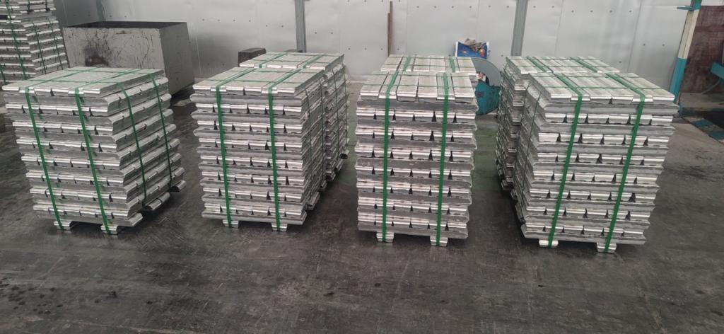 HUABO Aluminiumbarren gestapelt auf Paletten