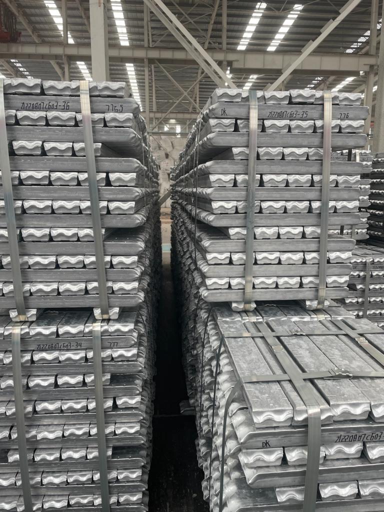 Hoher Stapel von HUABO Aluminiumbarren mit Chargennummern